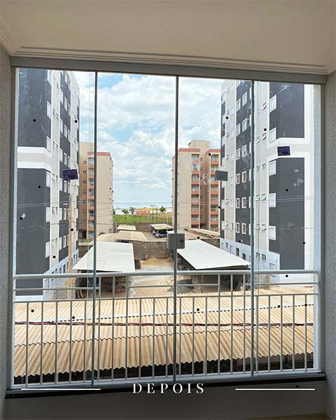 Mesma sacada de apartamento depois do fechamento com vidro temperado