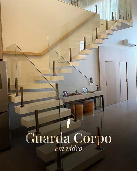 Guarda-corpo de vidro instalado na escada interna de uma residência