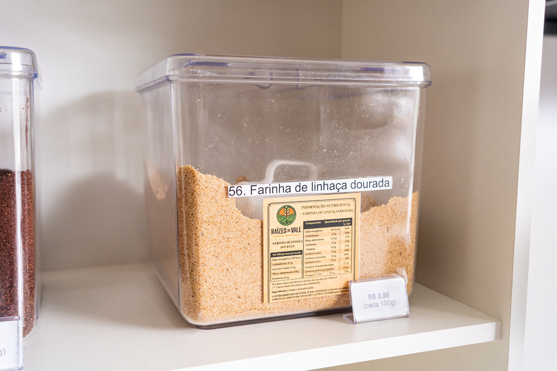 Farinhas e pós Farinha de linhaça dourada em recipiente