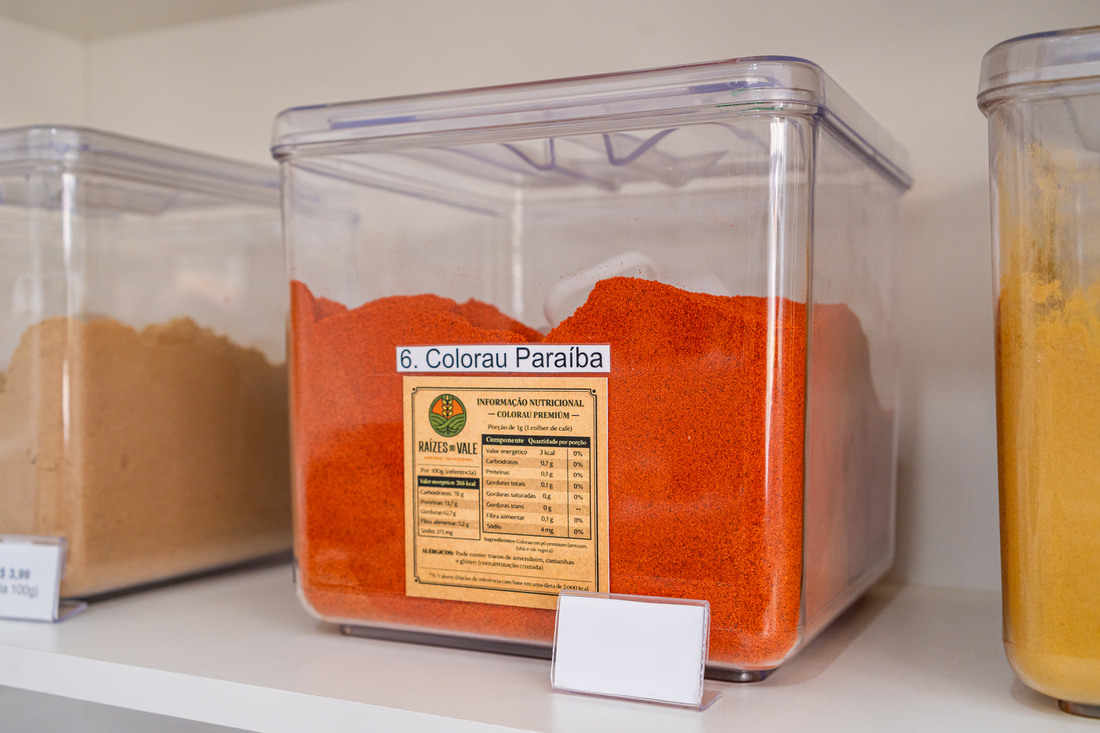 Temperos variados Tempero colorau em recipiente de venda a granel