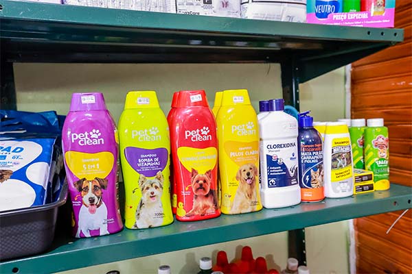 Produtos de higiene pet Prateleira com shampoos e produtos de higiene para cães e gatos
