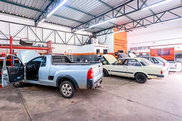 Oficina JK Auto Center em Birigui, atendendo carros de diversas marcas e modelos