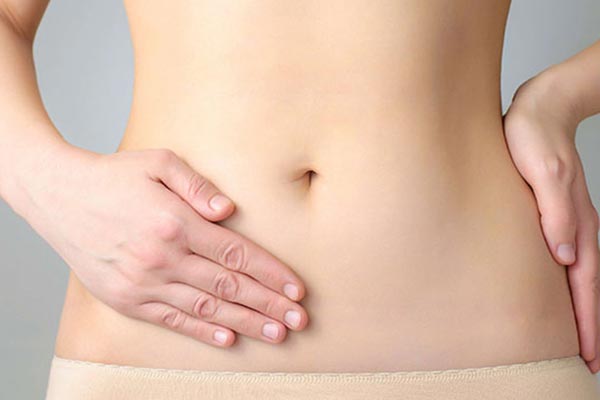 Cirurgia de hérnia Mãos sobre o abdômen de paciente em avaliação para correção de hérnia