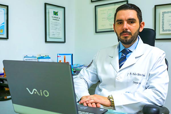 Dr. Pedro Meira Dolfini Dr. Pedro Meira Dolfini, cirurgião do aparelho digestivo, em seu consultório em Presidente Prudente