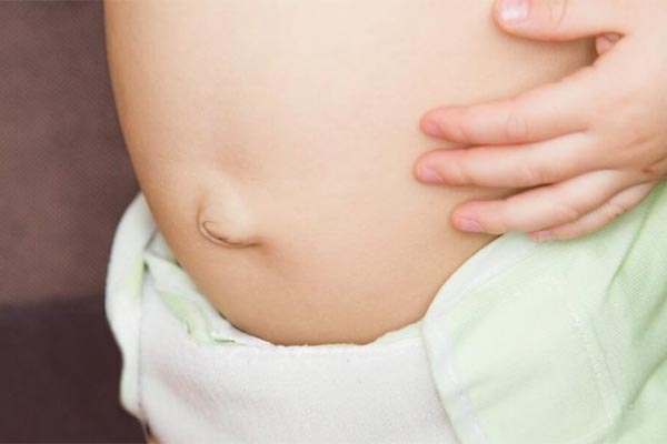 Abdômen com hérnia umbilical