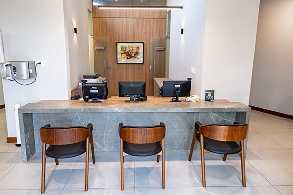 Recepção Área de recepção com sofás e jardim interno