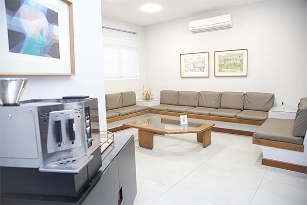 Sala de espera Sala de espera climatizada com sofás e mesa de centro