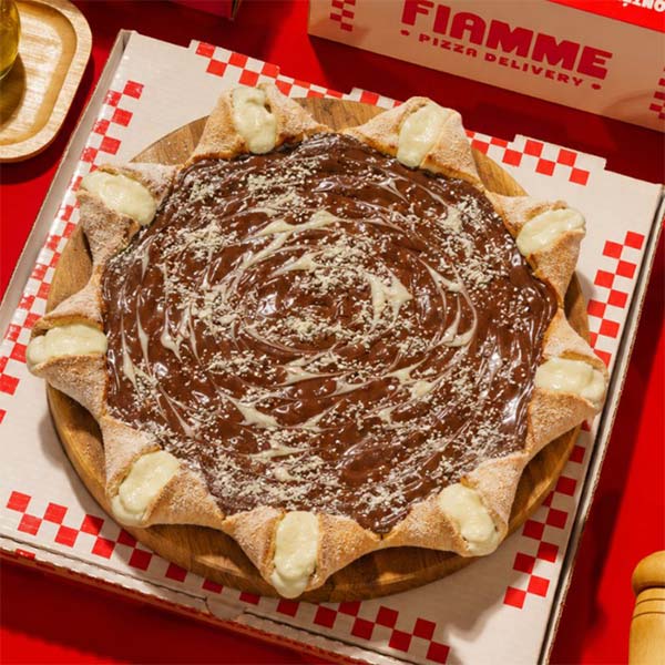 Pizza doce Pizza doce de chocolate com borda recheada de chocolate branco
