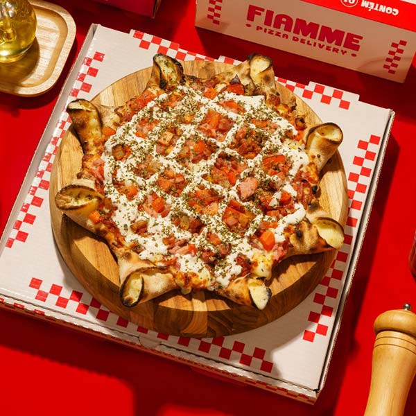 Pizza com borda recheada Pizza salgada com borda vulcão recheada sobre tábua de madeira