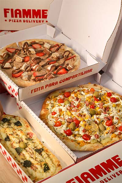 Pizzas doces e salgadas Fiamme Três pizzas doces e salgadas em caixas abertas da Fiamme