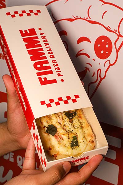 Pizza individual Mãos abrindo a embalagem de pizza individual da Fiamme
