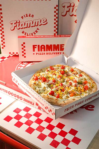 Pizza Fiamme Pizza Delivery Pizza com borda recheada sobre tábua de madeira e caixa xadrez da Fiamme