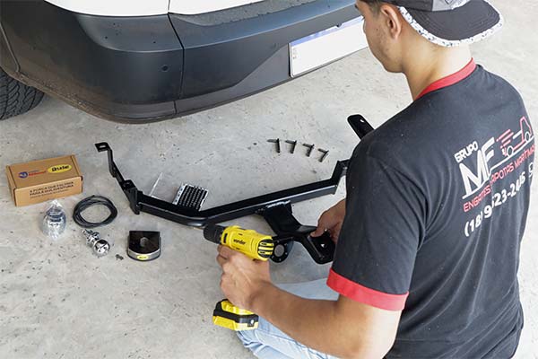 Instalação de engate na MF Profissional preparando a instalação de engate em veículo