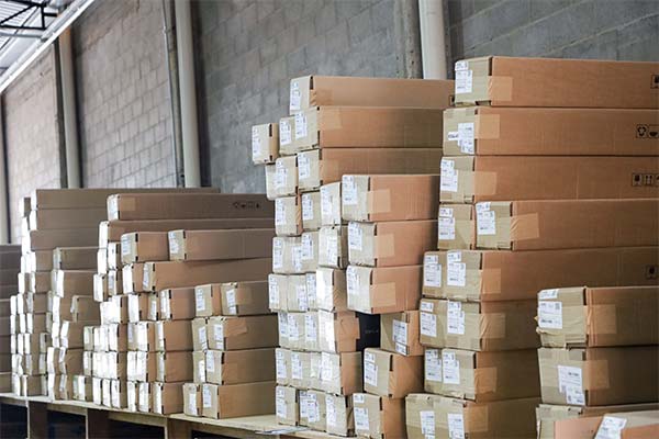 Produtos diversos no estoque Caixas de produtos diversos organizadas no estoque