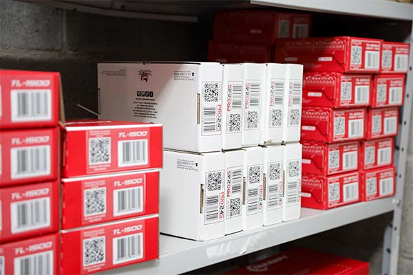 Produtos automotivos em estoque Produtos automotivos organizados no estoque da MF