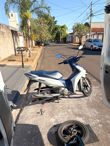 Troca do pneu da motocicleta Motocicleta com roda removida durante troca de pneu