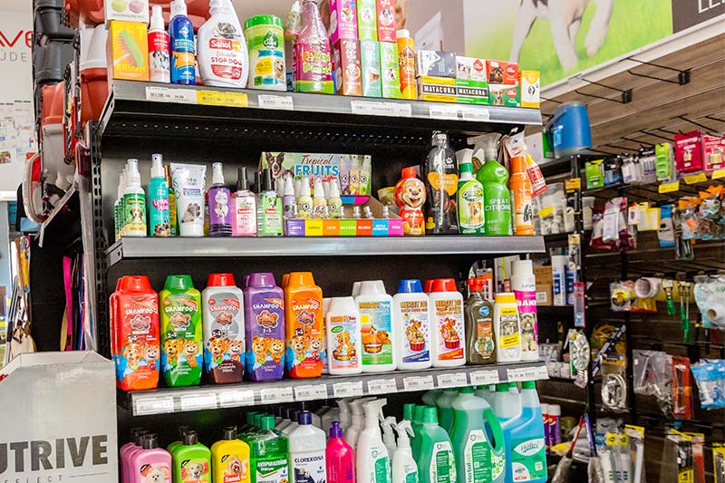 Prateleira com produtos de higiene para pets Prateleira com produtos de higiene para pets