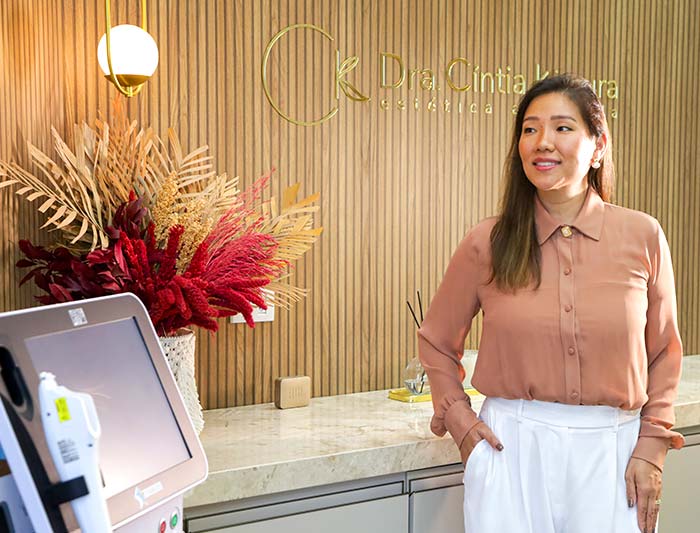Dra. Cíntia Kimura Dra. Cíntia Kimura na recepção de sua clínica de estética