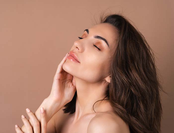 Harmonização Facial em Presidente Prudente Mulher de perfil com pele luminosa, representando a harmonização facial