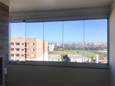 Sacada de apartamento com envidraçamento e vista para a cidade