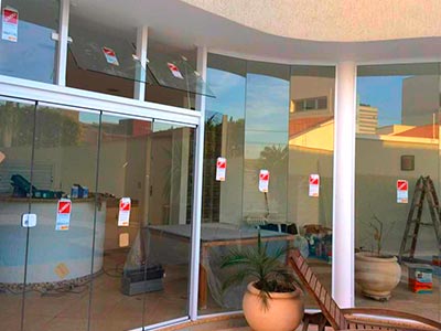 Fechamento de área externa com vidro temperado tipo blindex em residência