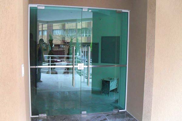 Porta dupla de vidro temperado instalada na entrada de um edifício