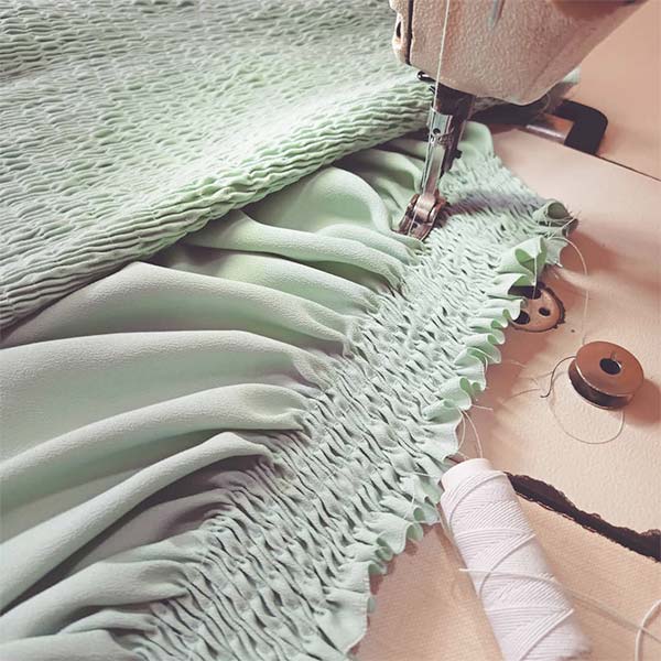 Ajustes e consertos de roupas em Araçatuba Costureira trabalhando no acabamento de uma peça de roupa