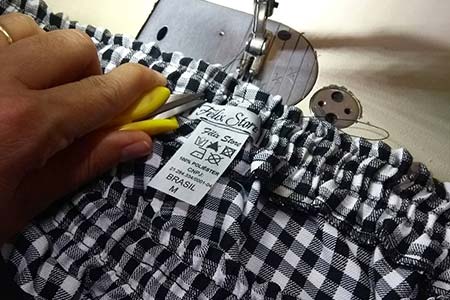 Consertos e pequenos reparos em roupas Pequeno reparo sendo realizado em uma peça de roupa