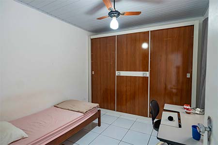 Quarto feminino Quarto feminino com guarda-roupa embutido, cama de solteiro, ventilador de teto e mesa de estudos