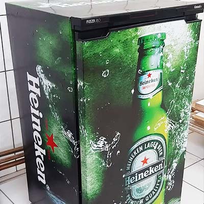 Adesivo personalizado aplicado em geladeira