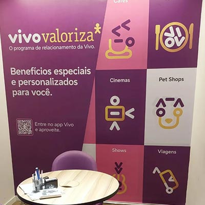 Adesivo de vinil impresso aplicado em parede