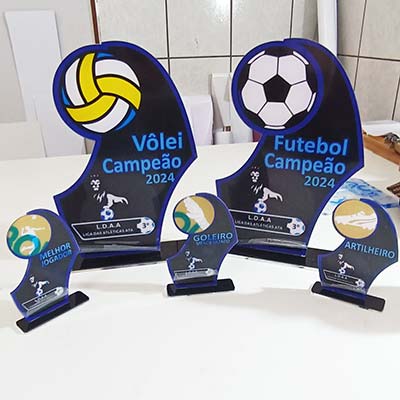 Troféus em acrílico adesivado produzidos com corte especial a laser