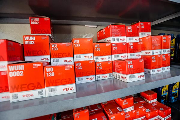 Filtros de óleo Wega Caixas de filtros de óleo Wega organizadas na prateleira