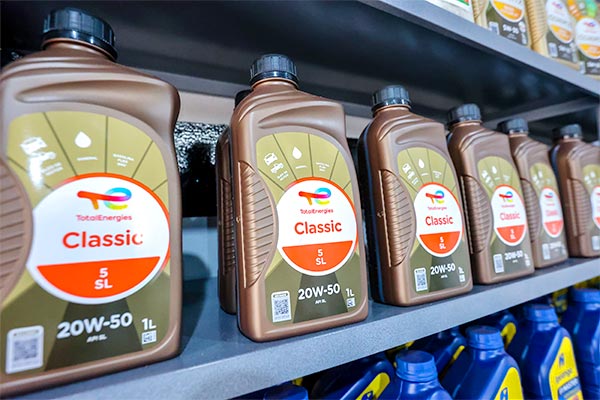 Lubrificantes automotivos Frascos de óleo lubrificante TotalEnergies Classic 20W-50 expostos na prateleira da loja