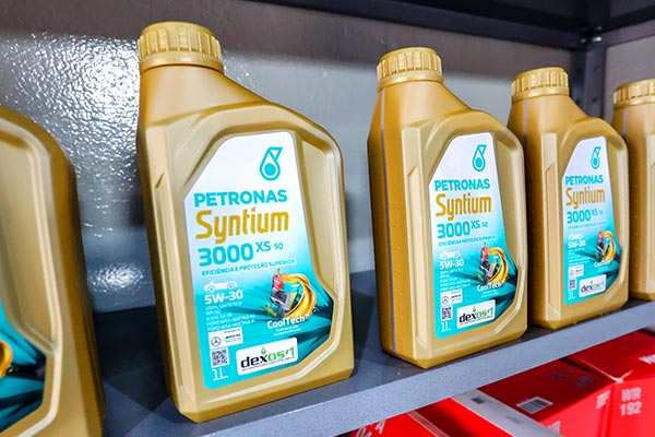 Óleo Petronas Syntium 3000 XS SQ 5W-30 Frascos de óleo Petronas Syntium 3000 XS SQ 5W-30
