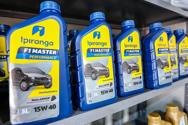 Óleo semissintético Ipiranga F1 Master Performance Nano Armor Frascos de óleo semissintético Ipiranga F1 Master Performance Nano Armor 15W-40