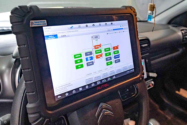 Equipamento de diagnóstico conectado a um veículo