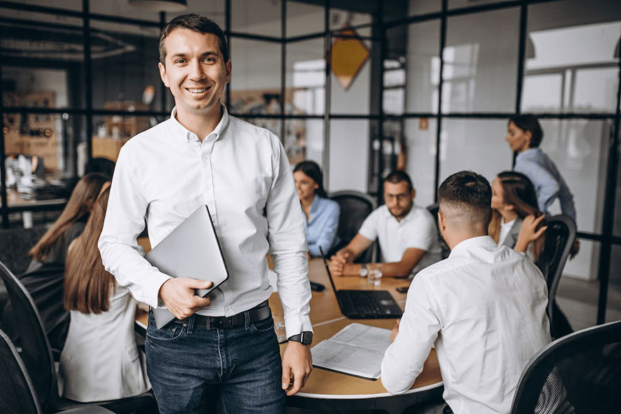 Profissional da equipe de contabilidade no escritório com colegas em reunião Profissional da equipe de contabilidade no escritório com colegas em reunião
