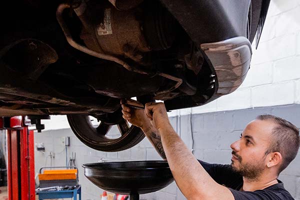 Manutenção corretiva de falha mecânica no carro