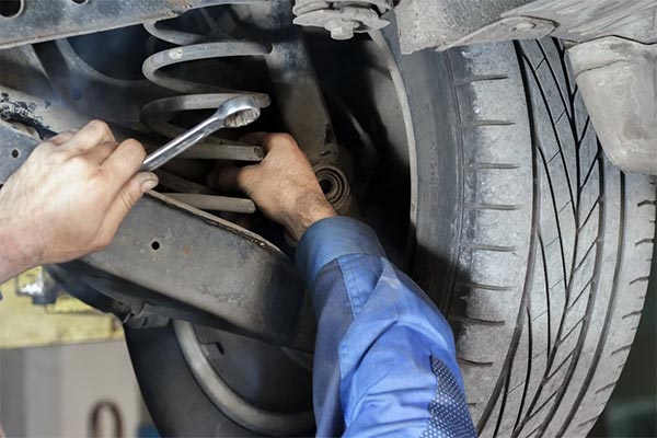Manutenção dos componentes da suspensão do carro