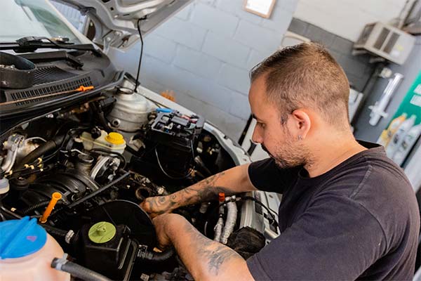 Manutenção e revisão do motor do carro