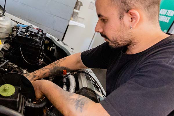 Mecânico realizando manutenção mecânica geral em veículo
