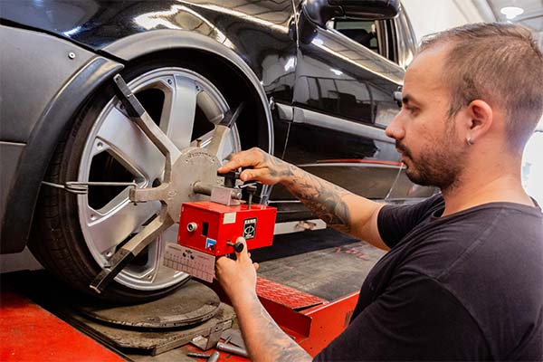 Mecânicos especializados trabalhando na manutenção de um veículo