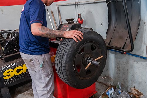 Balanceamento de Rodas Balanceamento de rodas na JS Auto Mecânica