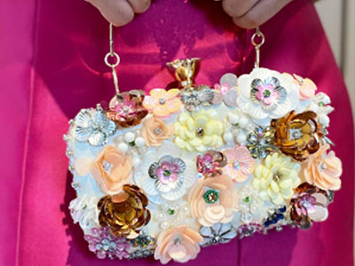 Bolsa com aplicações florais