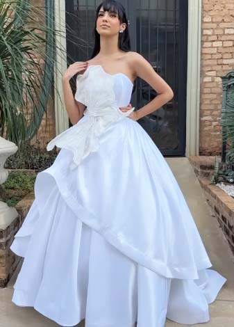 Vestido branco com saia ampla