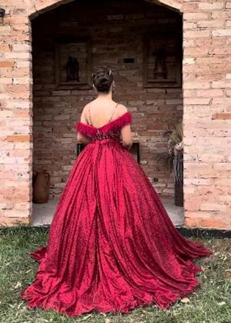 Vestido de festa em tom vermelho
