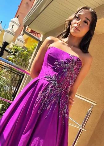 Vestido em tom vibrante com detalhes bordados