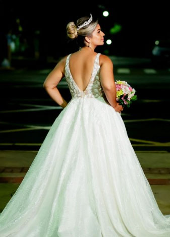 Vestido de noiva com decote nas costas