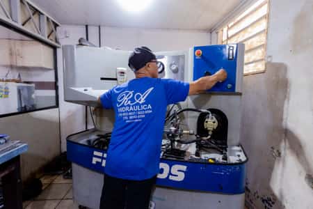 Testes do sistema de direção Profissional realizando testes no sistema de direção hidráulica em equipamento especializado